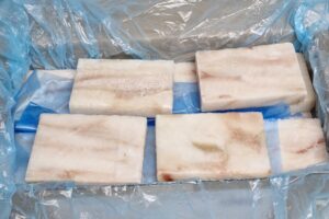Kostka z kawałków fileta miruny nowozelandzkiej  (Macruronus novaezelandiae) b/s, bez ości, 100-120g, IQF 10%, 5kg, produkcja morska Nowa Zelandia / Polska